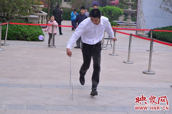 說是比賽，其實(shí)就是活力的釋放，就是開心的海洋，丟沙包、踢毽子、三人四足、滾鐵環(huán)等項(xiàng)目