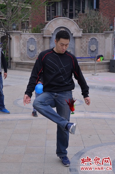 說是比賽，其實(shí)就是活力的釋放，就是開心的海洋，丟沙包、踢毽子、三人四足、滾鐵環(huán)等項(xiàng)目