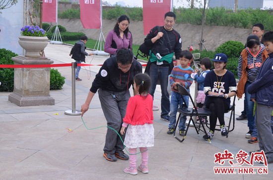 當(dāng)然啦，也有小天使現(xiàn)場跟爸比罷工的，就是不跳，弄的爸爸也哭笑不得。