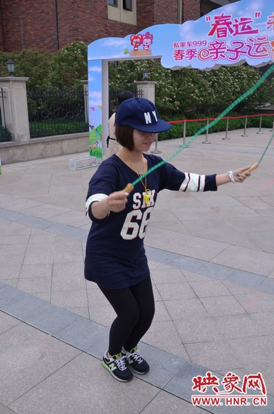 小麥也是現(xiàn)場玩起了跳繩，技術(shù)不錯嘛！