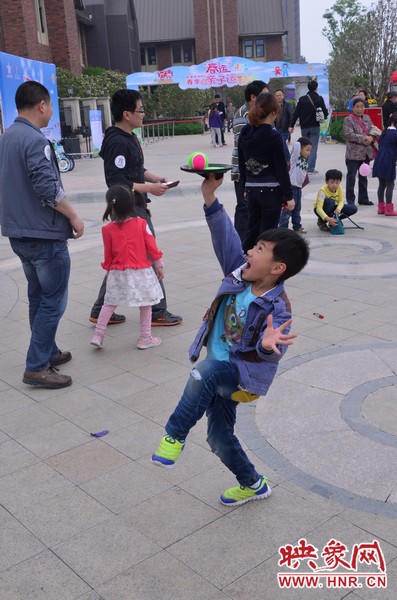 小弟弟，你玩?zhèn)€托球不用這么夸張吧，哈哈！