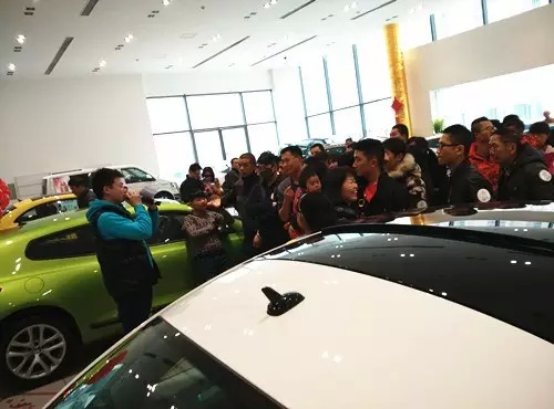 現(xiàn)場活動由私家車廣播《999車生活》主播飛揚(yáng)、佳雨主持，新年呵護(hù)，溫暖你一路。
