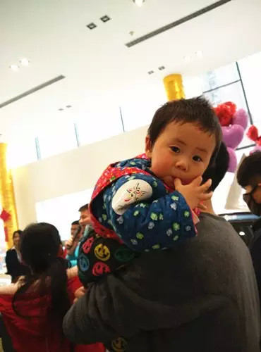 小朋友雖然你骨骼清奇，但是米、油你照樣拎不動啊，還是乖乖的油卡拿好吧。