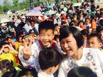 現(xiàn)場看來，陶真姐姐更是倍受孩子們的歡迎！