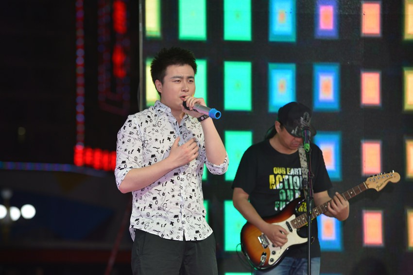 首先出場的是主播佳雨，一首《李白》，瞬間將現(xiàn)場的火熱氣氛點著。