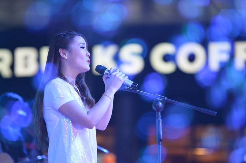 接下來是主播丹丹的《辛德瑞拉》，作為一個音樂節(jié)目的主播，唱歌當然都是毛毛雨。