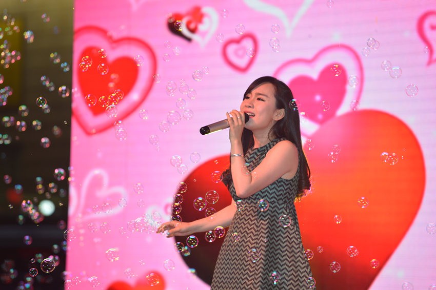 夢茹選擇了走溫情路線，《至少還有你》唱的是深情款款。