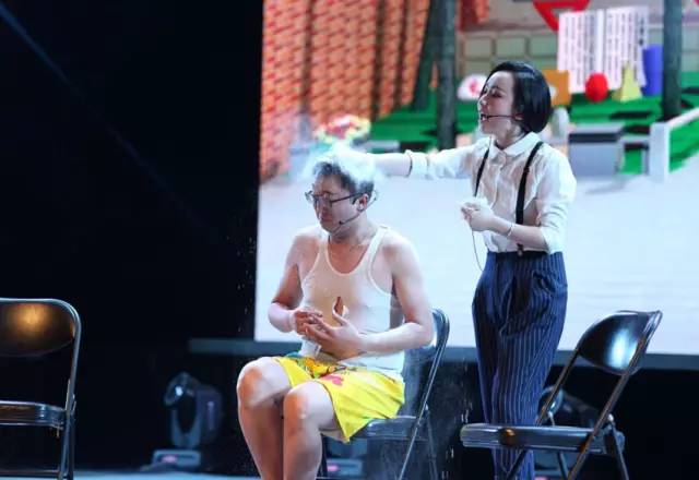 隨后一秒鐘，畫風(fēng)突變，楊奕遭夢(mèng)茹慘虐！