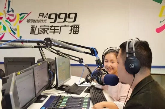 美女嘉賓來做客直播間，麥姐看莫非的眼神，嘖嘖，愛一個人是什么感覺？