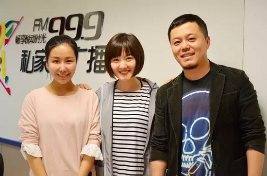 跟兩位女神在一起，莫非你知道你此刻有多招小編嫉恨？