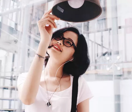 當(dāng)然，怎么能少的了美女出鏡？