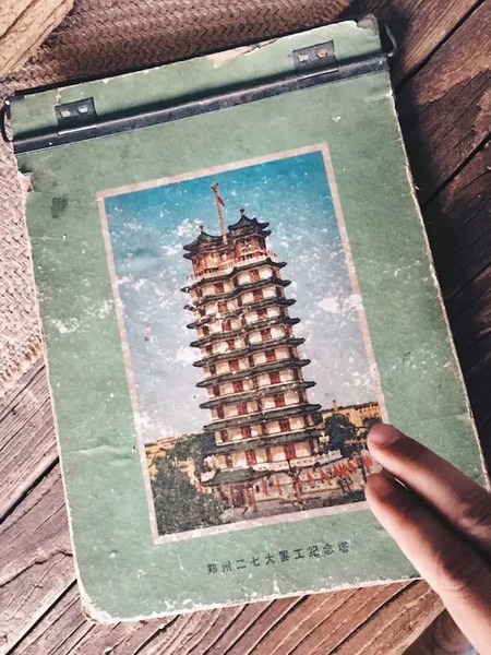 我們撫摸著鄭州的歷史，從中了解它的厚度。