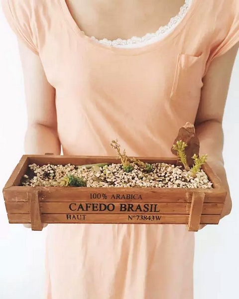 我們同時(shí)也在撫摸著希望，從中了解鄭州的生命張力。