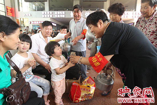 老年雷鋒團(tuán)”志愿者在候車(chē)廳為旅客送水。