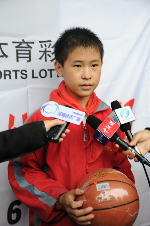 商丘市柘城縣遠(yuǎn)襄鎮(zhèn)東街回民小學(xué)學(xué)生接受記者采訪 商丘市柘城縣遠(yuǎn)襄鎮(zhèn)東街回民小學(xué)學(xué)生接受記者采訪