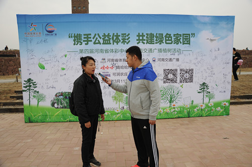 河南省體育彩票管理中心公共關(guān)系部副主任胥艷芳和聽(tīng)眾連線中