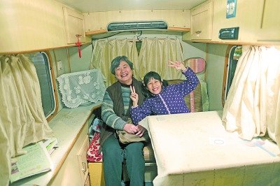  天黑了，外面風(fēng)雨交加而董怡汶坐在溫暖的房車?yán)铩? oldsrc=