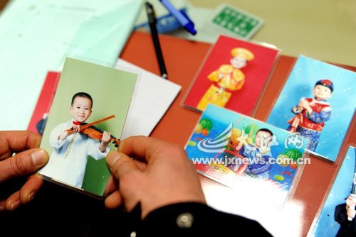 　每當(dāng)想兒子時，熊爸只有盯著照片看