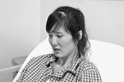 郭萍先做完手術(shù)的左腳剛剛拆線，但還打著石膏，鋼釘也尚未取出