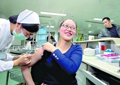 昨日，向雪敏在同濟(jì)醫(yī)院血液科病房打動(dòng)員劑，丈夫陳武右在身后注視著妻子 記者傅克強(qiáng)