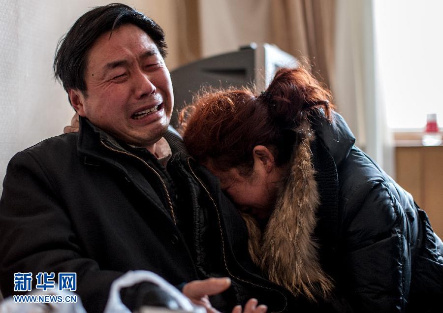 2月5日，遇難大學(xué)生郭培（化名）的父母抱頭痛哭。