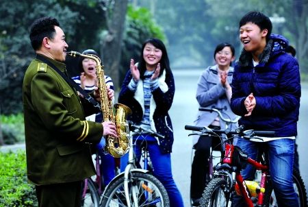 自學(xué)三種樂器，大學(xué)保安哥夢想開音樂會(huì)