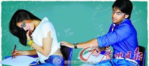 一名印度男學(xué)生正在偷看寫在一名女學(xué)生身體上的答案 一名印度男學(xué)生正在偷看寫在一名女學(xué)生身體上的答案