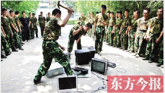 為了讓孩子表達(dá)戒除網(wǎng)癮的決心，學(xué)校組織孩子親手砸毀電腦