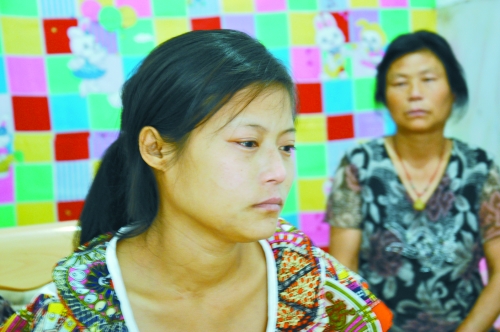 王學鳳望著女兒，一言不發(fā)