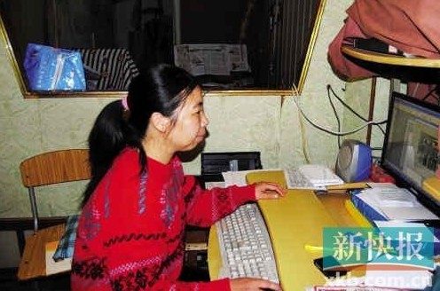 在狹小簡陋的住處，陳敏莉最專注的事情是通過網絡即時了解公益信息
