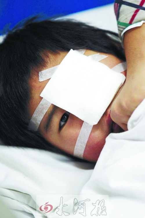 躺在病床上的小董，左眼痊愈的可能性不大