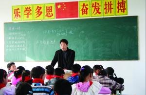 張從友先把妻子帶到學校，然后會準時為學生們上課