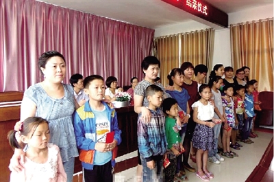 身后的“代理媽媽”，使留守兒童的身心有了依靠