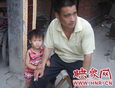 女兒依偎在郭任紅身旁  顯得甚為可愛(ài)