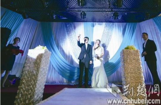 經(jīng)過執(zhí)著追求和3年戀愛，昨日，25歲的武漢小伙張巖終于娶回黑龍江姑娘張巖