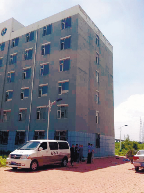 現(xiàn)場(chǎng)被警方封鎖，圈內(nèi)為死者遺體位置