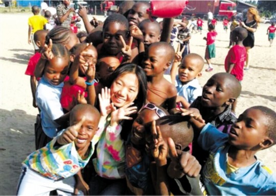 毛望星和孩子們的開(kāi)心合影