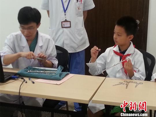 兒童暑期“職業(yè)體驗(yàn)” 醫(yī)生、警察職業(yè)受熱捧