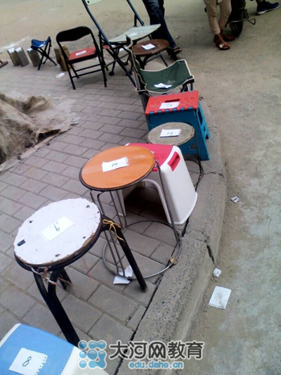 17號中午，鄭州市金水區(qū)實(shí)驗(yàn)小學(xué)就已經(jīng)開始出現(xiàn)排隊(duì)等待報(bào)名的長龍了！