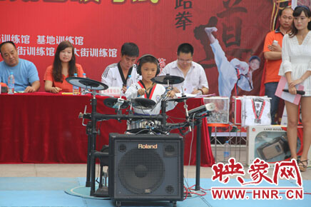 小學(xué)員帶來(lái)的“架子鼓”表演
