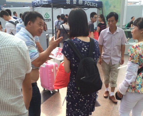 女大學(xué)生一出站，黑車的拉客仔就圍上招攬