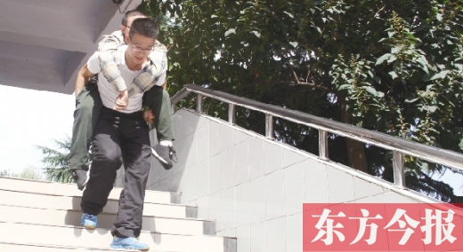 18歲少年背殘疾同學(xué)上學(xué)7年 獲贊中國(guó)好同桌