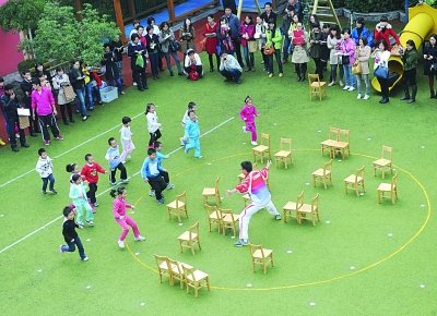 男老師帶著孩子們做游戲。