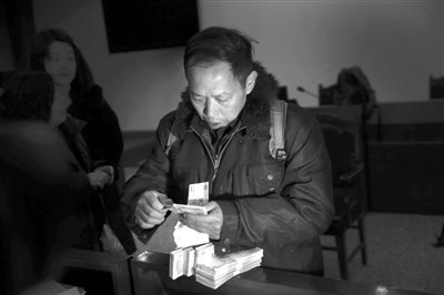 　昨日，從四川老家趕來的藍(lán)田忠，從房山法院執(zhí)行法官手里領(lǐng)到了自己的賠償款。他和15名工友在房山一煤礦