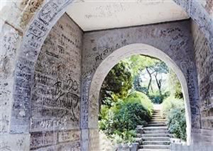 高校游升溫燕園廟墻被刻“一定考上北大” 高校游升溫燕園廟墻被刻“一定考上北大”