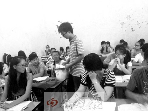 補(bǔ)習(xí)課上，馮昊怡不像老師，更像是學(xué)生們的同學(xué)。