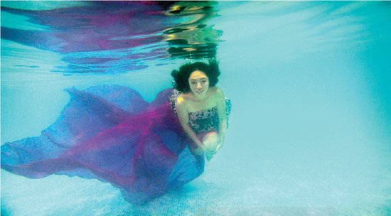 從水下拍的攝影作品充滿夢(mèng)幻效果，王笑笑如同藍(lán)色大海中的“美人魚(yú)”