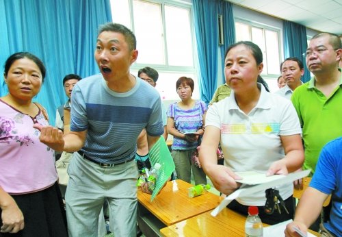 小升初“復(fù)議”現(xiàn)場，一些孩子被分得“遠(yuǎn)”的家長討說法