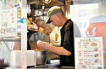 紐約哥大門口，顧客排長隊買他的肉夾饃