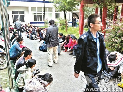 派出所院子里，擠滿(mǎn)了被解救的傳銷(xiāo)人員